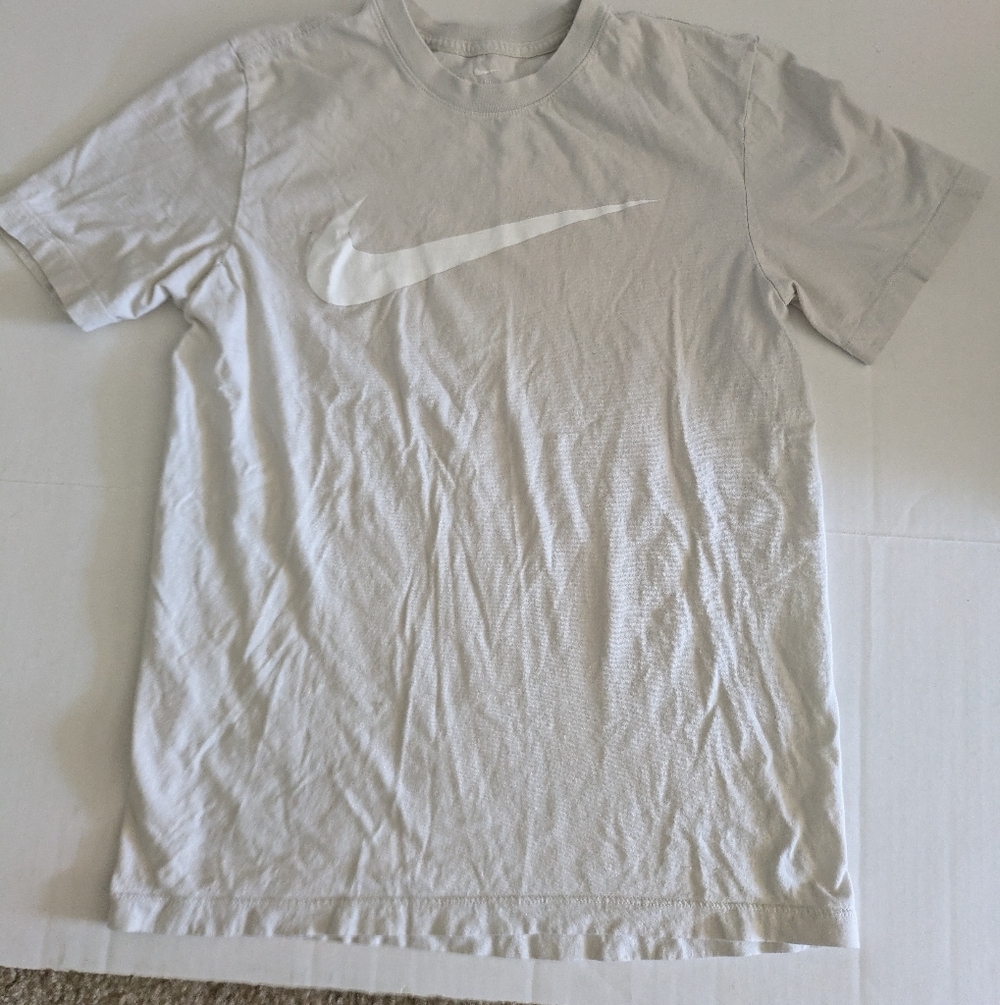 THE NIKE TEE Mens Lightweight Logo Graphic Classic Fit T-Shirt S